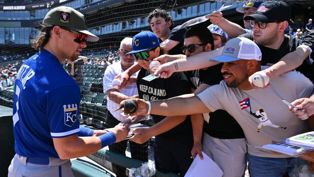 Bobby Witt Jr. #7 of the Kansas City Royals signs autographs for fans before a game against the Chicago White Sox at Guaranteed Rate Field on May 21, 2023. (Source: Jamie Sabau/Getty Images)