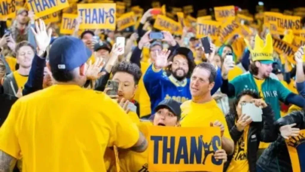 Felix Hernández and the Mariners’ fans. (Source: Getty Images)
