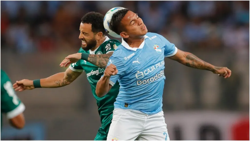Martin Tavara (R) of Sporting Cristal battles for possession against Felipe Pereira of Palmeiras – Daniel Apuy/Getty Images