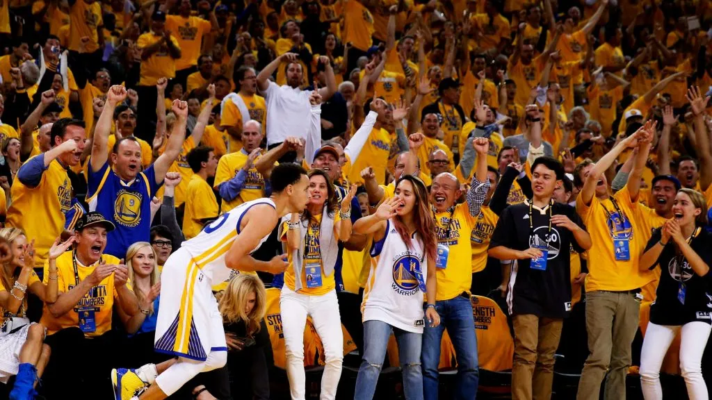 Golden State Warriors fans recat after Stephen Curry #30 scored in the third quarter against the Houston Rockets during Game One of the Western Conference Finals of the 2015 NBA Playoffs. (Source: Ezra Shaw/Getty Images)