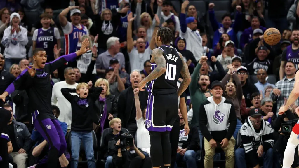 Fans react after DeMar DeRozan #10 of the Sacramento Kings dunked the ball on Jay Huff #30 of the Memphis Grizzlies in the second half at Golden 1 Center on January 03, 2025. (Source: Ezra Shaw/Getty Images)