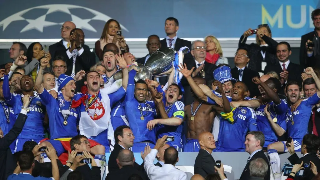 Frank Lampard and Jose Bosingwa of Chelsea lift the trophy in celebration after their victory in the UEFA Champions League Final in 2012. (Source: Alex Livesey/Getty Images)