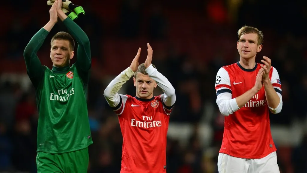Wojciech Szczesny, Jack Wilshere and Thomas Vermaelen of Arsenal applaud the fans after the UEFA Champions League group B match in 2012. (Source: Mike Hewitt/Getty Images)