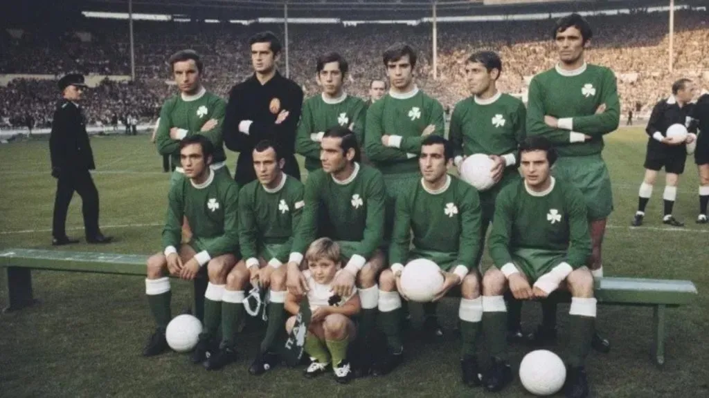 Panathinaikos players pose prior to game vs Ajax in the 1971 European Cup Final. (Source: Getty Images)