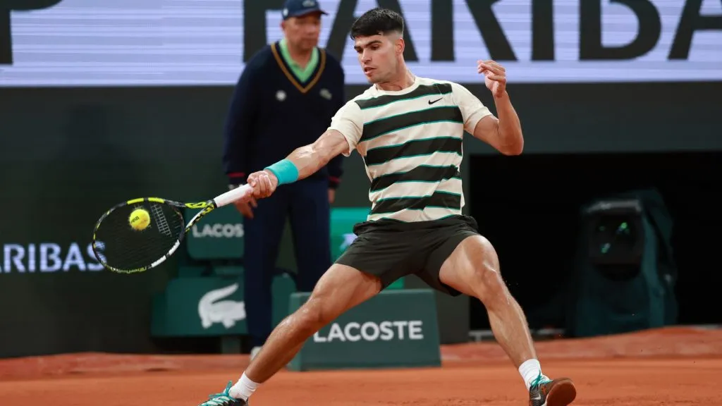 Carlos Alcaraz plays a forehand during 2025 French Open (Clive Brunskill/Getty Images)
