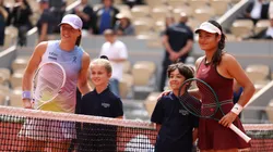 Iga Swiatek and Emma Raducanu pose for a photo ahead of their French Open match