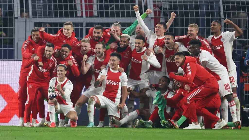 Players of Ajax pose for a group picture after the UEFA Champions League group C match between Borussia Dortmund and AFC Ajax at Signal Iduna Park on November 03, 2021. (Source: Alex Grimm/Getty Images)
