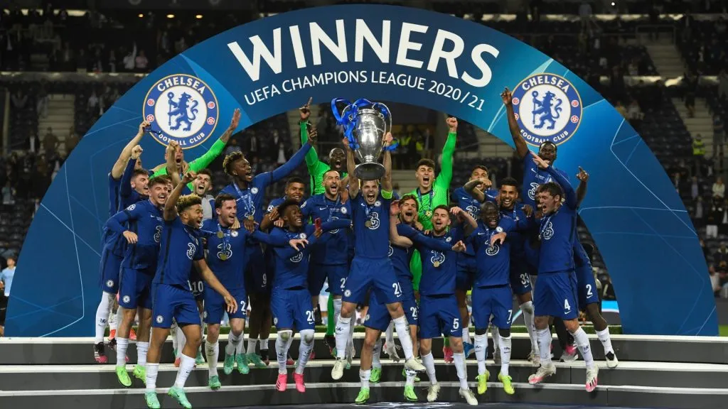 Caesar Azpilicueta of Chelsea lifts the Champions League Trophy following their team’s victory in during the UEFA Champions League Final in 2021. (Source: Pierre-Philippe Marcou – Pool/Getty Images)