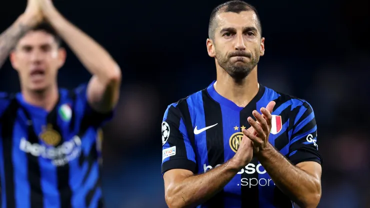 Henrikh Mkhitaryan of FC Internazionale wearing a black armband