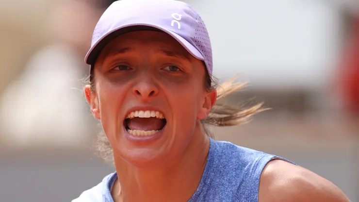 Iga Swiatek celebrates reaching the 2025 French Open semifinal