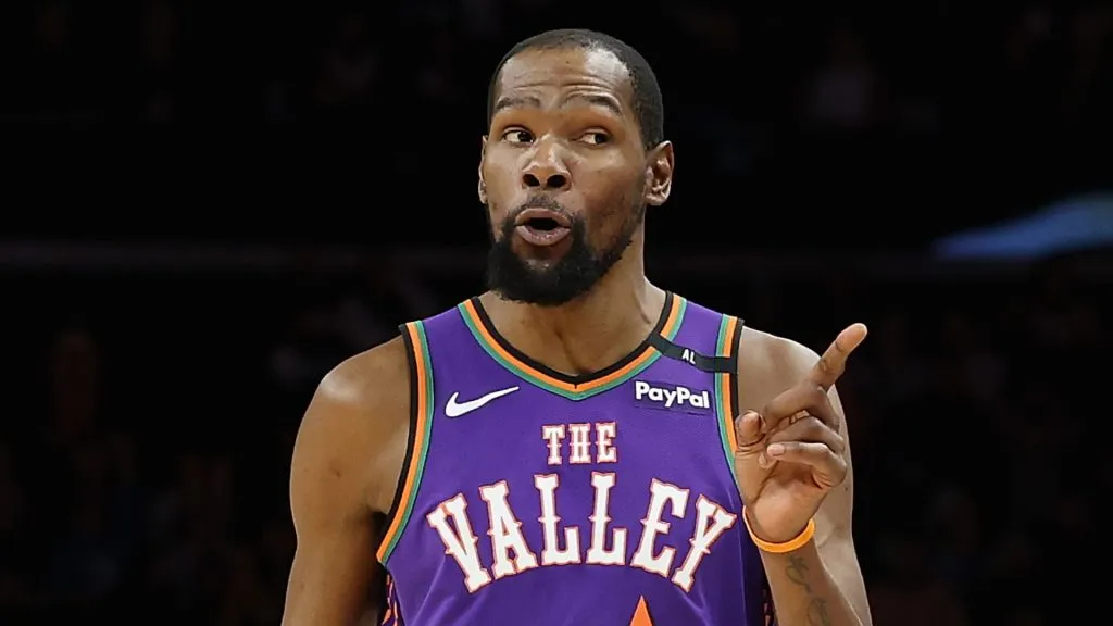 Kevin Durant pointing