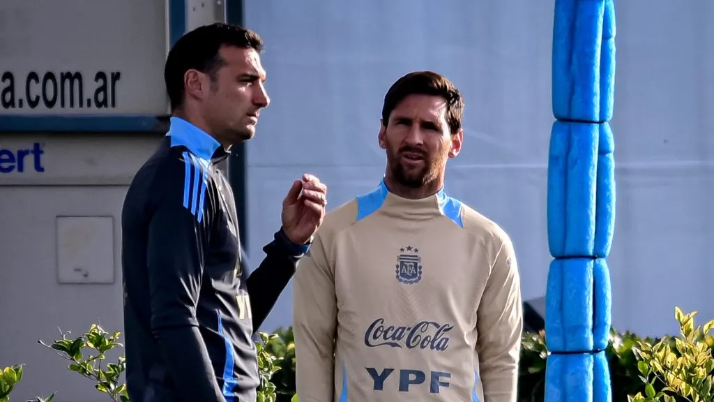 Lionel Scaloni head coach of Argentina (L) talks with Lionel Messi prior to a training session (Marcelo Endelli/Getty Images)