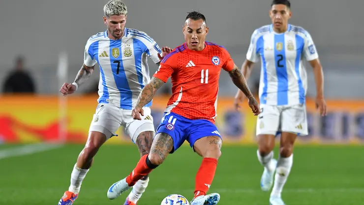 Rodrigo De Paul of Argentina competes for the ball with Eduardo Vargas of Chile on September 05, 2024.