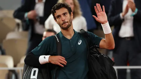 Lorenzo Musetti of Italy waves to the crowd as he leaves court after retiring injured from the Roland Garros semifinal vs Carlos Alcaraz.