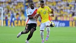 Luis Advíncula of Perú challenges for the ball with Jaminton Campaz of Colombia during the FIFA World Cup 2026 South American Qualifier match.
