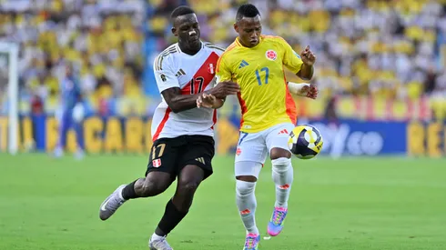 Luis Advíncula of Perú challenges for the ball with Jaminton Campaz of Colombia during the FIFA World Cup 2026 South American Qualifier match.