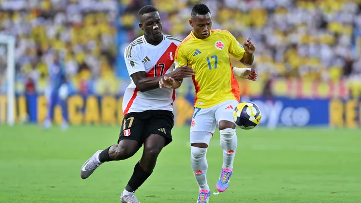 Luis Advíncula of Perú challenges for the ball with Jaminton Campaz of Colombia during the FIFA World Cup 2026 South American Qualifier match.