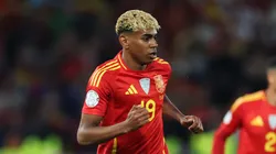 Lamine Yamal of Spain controls the ball during the UEFA Nations League 2025 semifinal match between Spain and France