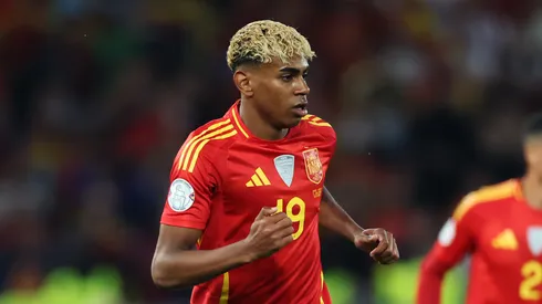 Lamine Yamal of Spain controls the ball during the UEFA Nations League 2025 semifinal match between Spain and France