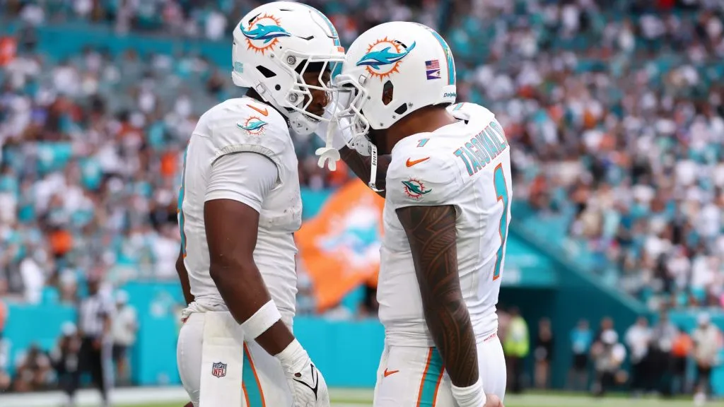 Jonnu Smith Tua Tagovailoa Miami Dolphins