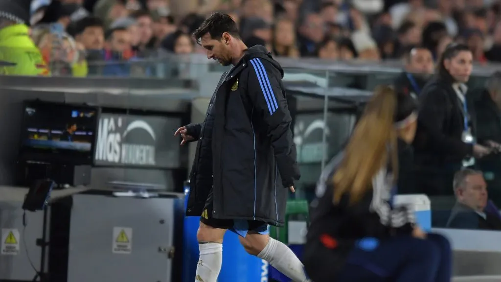 lionel messi leaving the pitch