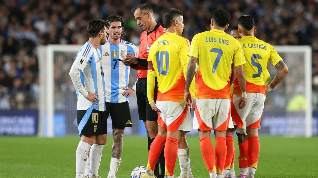 Argentina and Colombia’s players talk to the referee (Getty Images)