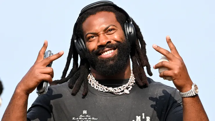Za'Darius Smith #99 of the Cleveland Browns enters the stadium prior to the 2023 Pro Hall of Fame Game against the New York Jets at Tom Benson Hall Of Fame Stadium on August 3, 2023 in Canton, Ohio.