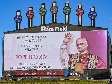 Pope Leo XIV surprises Vatican crowd wearing White Sox symbol during appearance