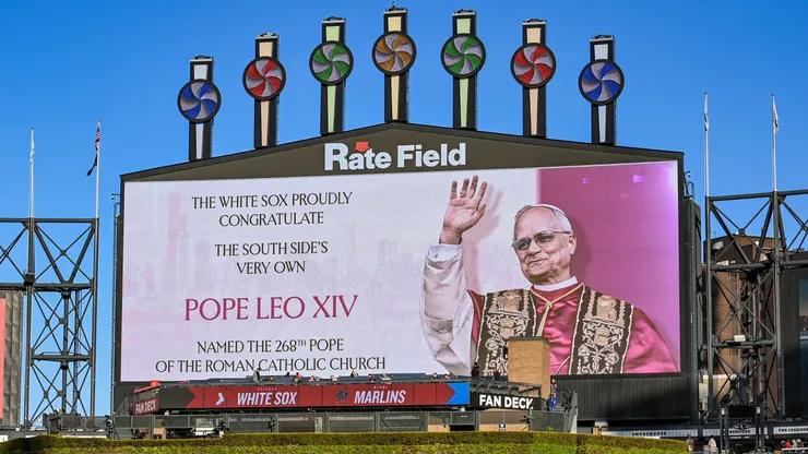 Pope Leo XIV during his audience in St. Peter’s Square, confirming his lifelong support for the White Sox with a subtle but unmistakable gesture.