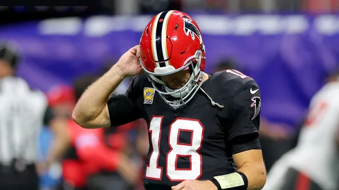 Kirk Cousins #18 of the Atlanta Falcons reacts after giving up an interception to Lavonte David #54 of the Tampa Bay Buccaneers during the fourth quarter at Mercedes-Benz Stadium.