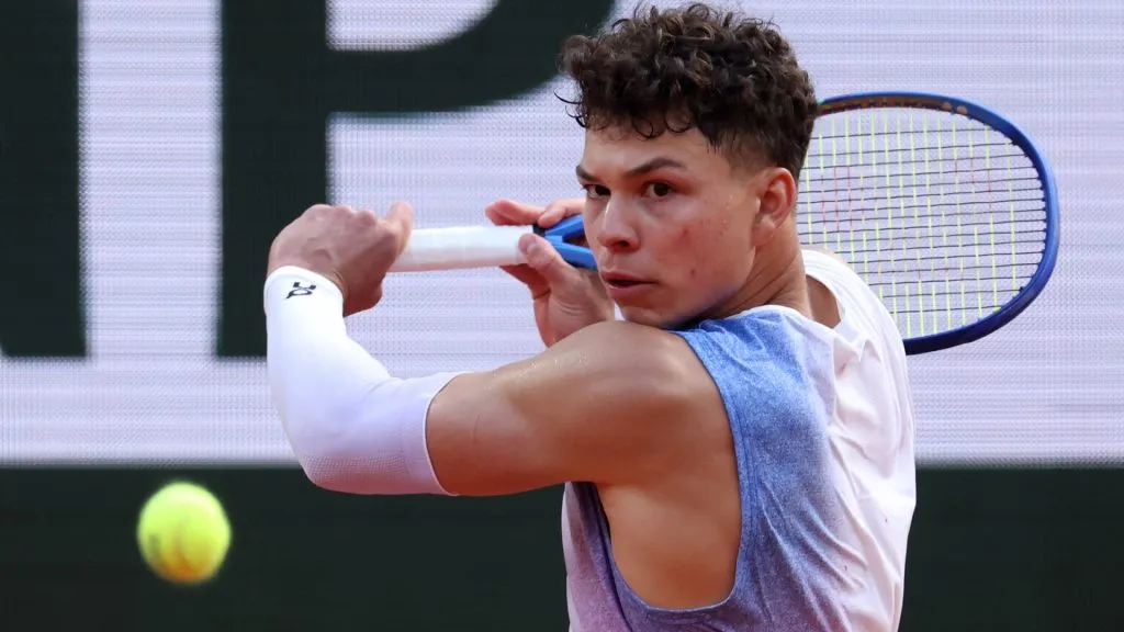 Ben Shelton plays a backhand during the 2025 French Open (Getty Images)