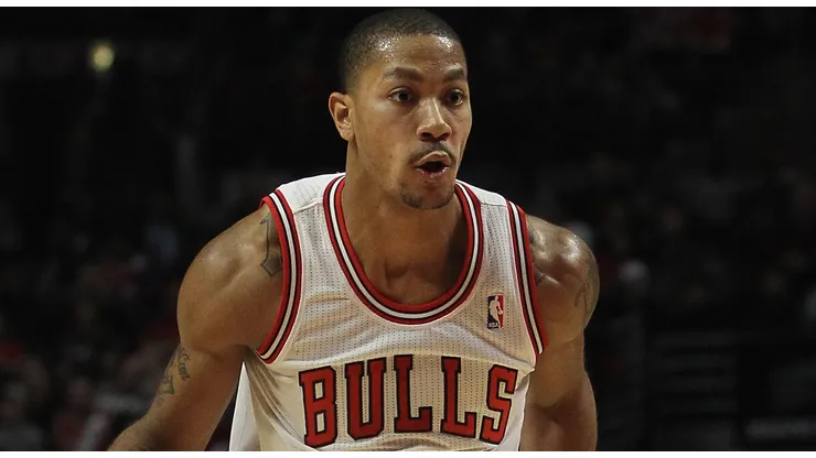 Derrick Rose #1 of the Chicago Bulls moves against the Atlanta Hawks at the United Center on January 3, 2012 in Chicago, Illinois. The Bulls defeated the Hawks 76-74.