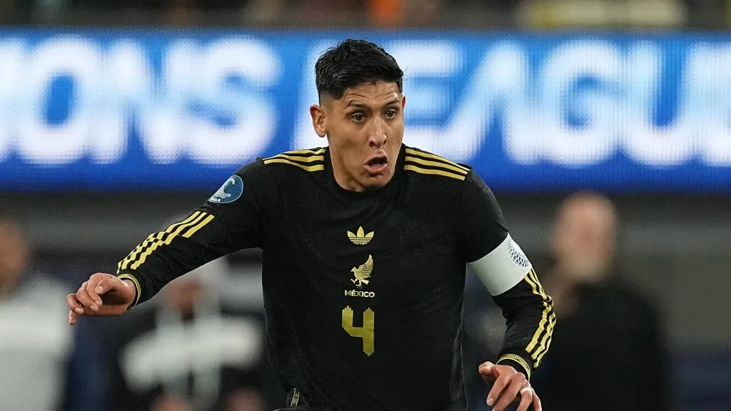 Edson Álvarez #4 of Mexico controls the ball against Panama