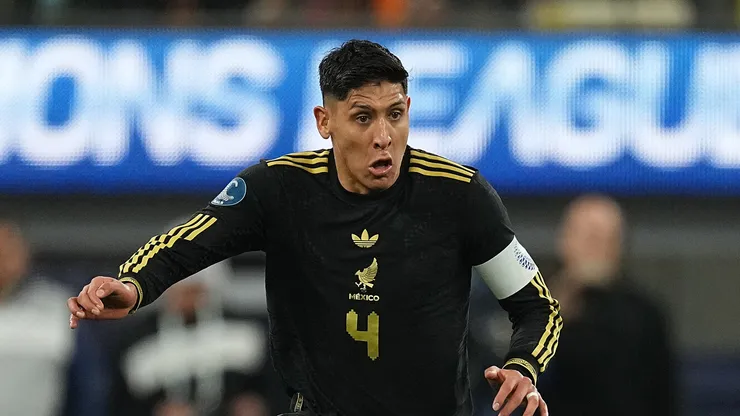 Edson Álvarez #4 of Mexico controls the ball against Panama