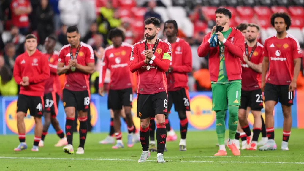 runo Fernandes of Manchester United applauds the fans following defeat in the UEFA Europa League Final 2025 (David Ramos/Getty Images)