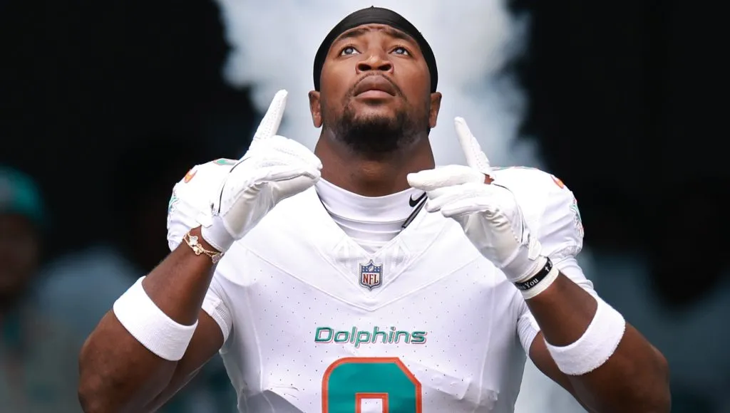Jonnu Smith of the Miami Dolphins takes the field before playing the Arizona Cardinals
