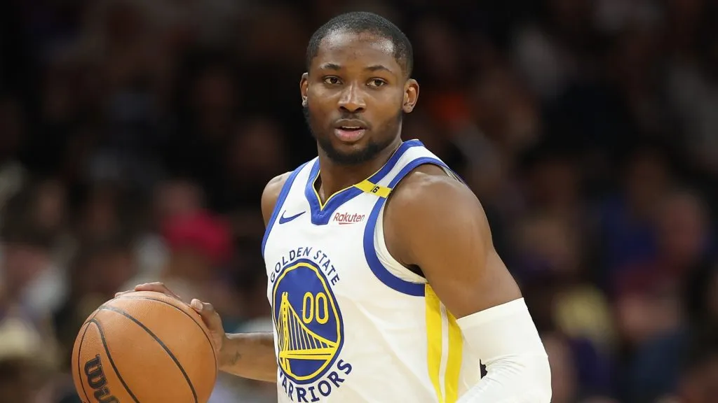 Jonathan Kuminga dribbling