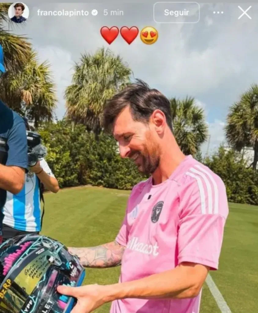 Lionel Messi with Colapínto’s gift. (@francolapinto)