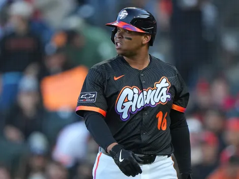 Rafael Devers' reacts to standing ovation in his first time at-bat with the Giants
