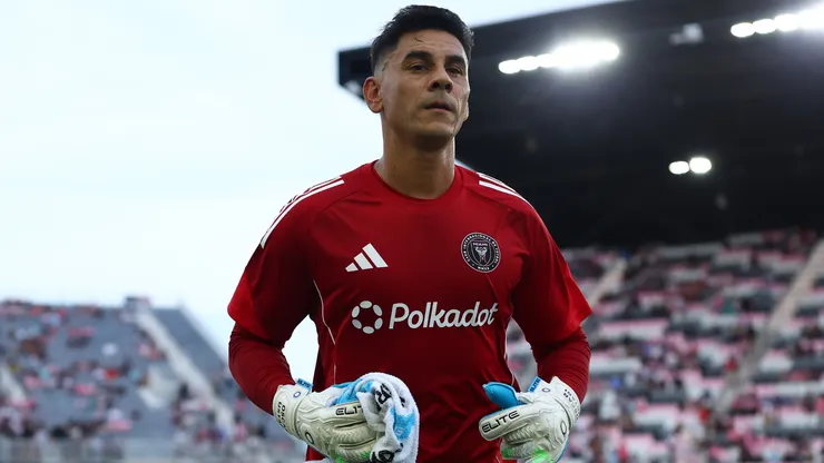 Óscar Ustari #19 of Inter Miami CF warms up prior to the MLS match between Inter Miami CF and CF Montréal at Chase Stadium on May 28, 2025.