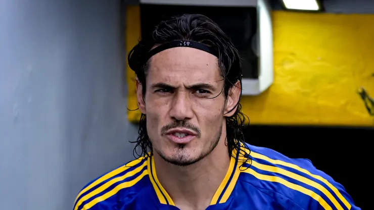 Edinson Cavani of Boca Juniors gets into the pitch prior to a Torneo Apertura Betano 2025 Group A match between Boca Juniors and Argentinos Juniors