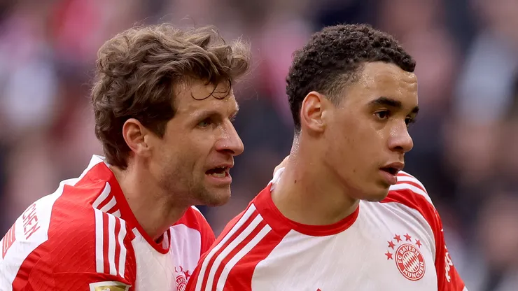 Thomas Müller of Bayern München talks to his team mate Jamal Musiala during the Bundesliga match between FC Bayern München and 1. FSV Mainz 05