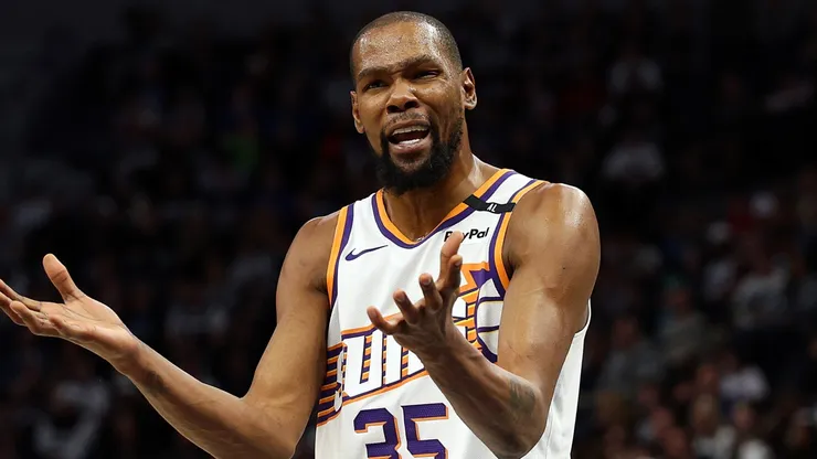 Kevin Durant #35 of the Phoenix Suns reacts against the Minnesota Timberwolves in the first quarter at Target Center on March 28, 2025 in Minneapolis, Minnesota.