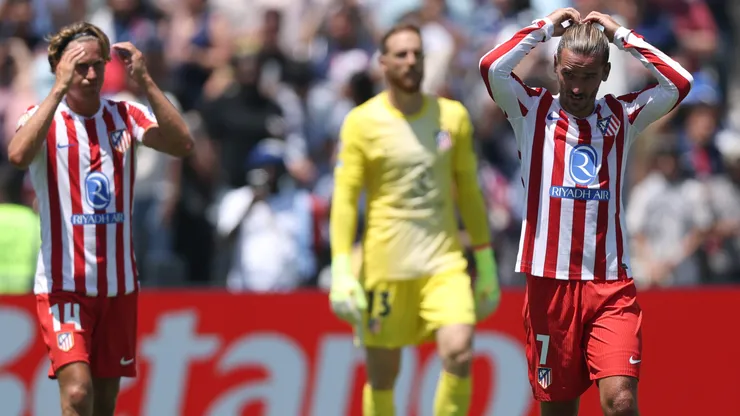 Antoine Griezmann #7, Jan Oblak #13 and Marcos Llorente #14 of Atlético Madrid react after a 4-0 loss to Paris Saint-Germain during the FIFA Club World Cup 2025 .