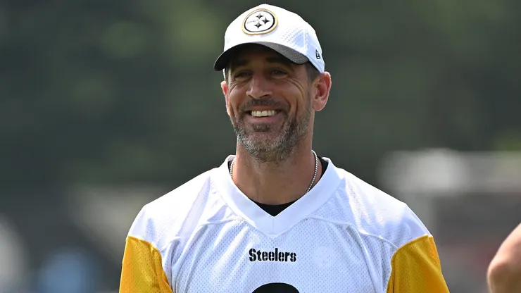 Aaron Rodgers #8 of the Pittsburgh Steelers in action during Minicamp at UPMC Rooney Sports Complex on June 12, 2025 in Pittsburgh, Pennsylvania.