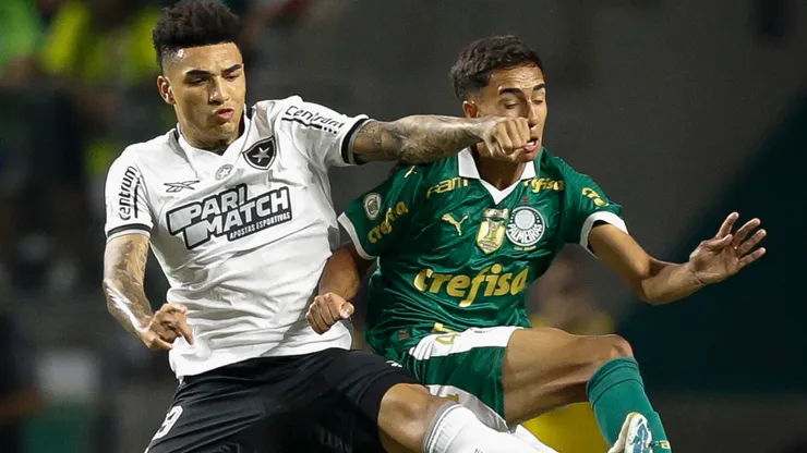 Igor Jesus (L) of Botafogo fights for the ball against Vitor Reis of Palmeiras during a match between Palmeiras and Botafogo as part of Brasileirao 2024 at Allianz Parque on November 26, 2024 in Sao Paulo, Brazil.