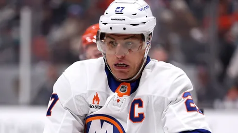 Islanders captain Anders Lee welcomed No. 1 pick Matthew Schaefer in an emotional call following the draft in Los Angeles.
