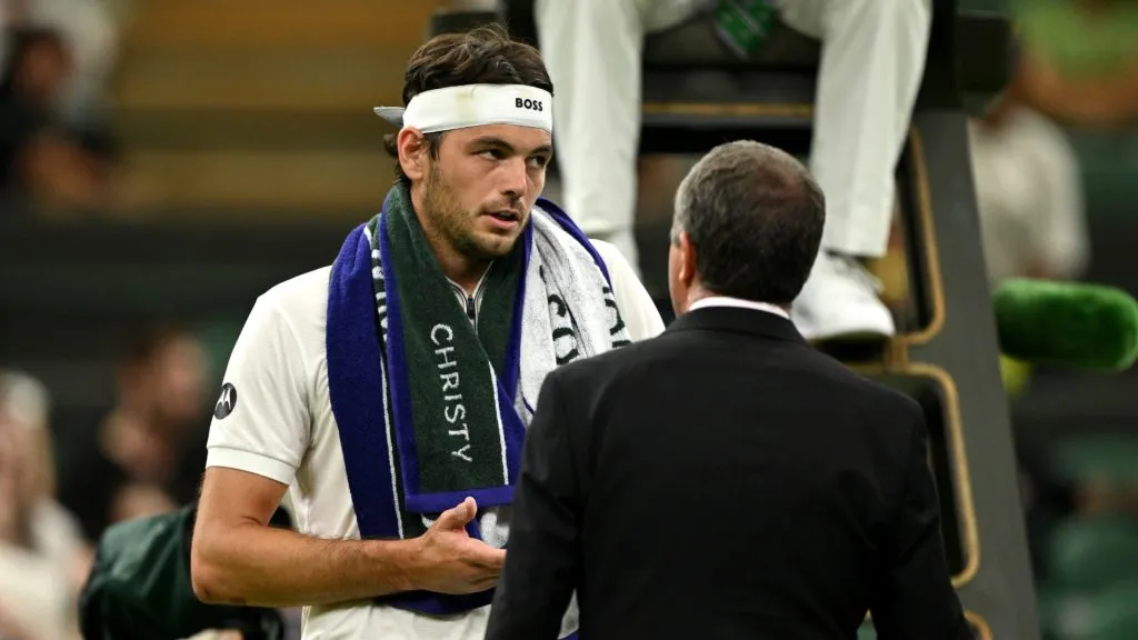 Taylor Fritz discusses with officials over curfew (Mike Hewitt/Getty Images)