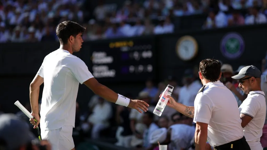 Carlos Alcaraz helping a fan during Wimbledon first round (Getty Images)