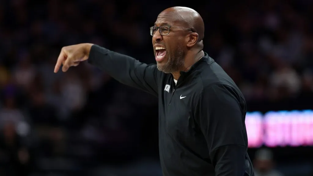 Sacramento Kings head coach Mike Brown shouts to his team during their game against the San Antonio Spurs. (Ezra Shaw/Getty Images)